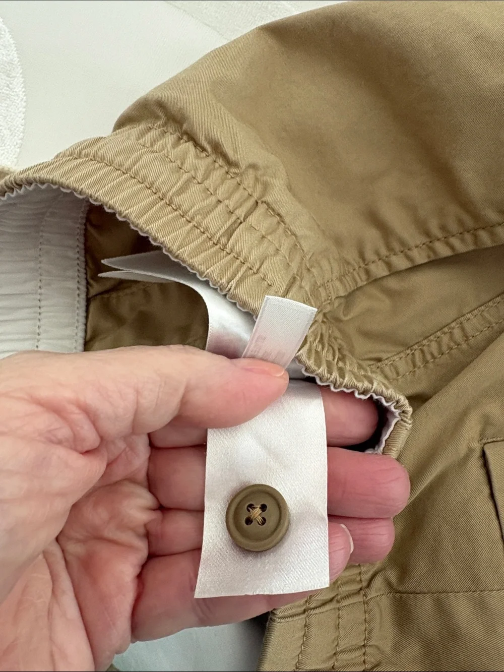 Men’s J. Crew Khaki Drawstring Athletic Shorts. Size Small